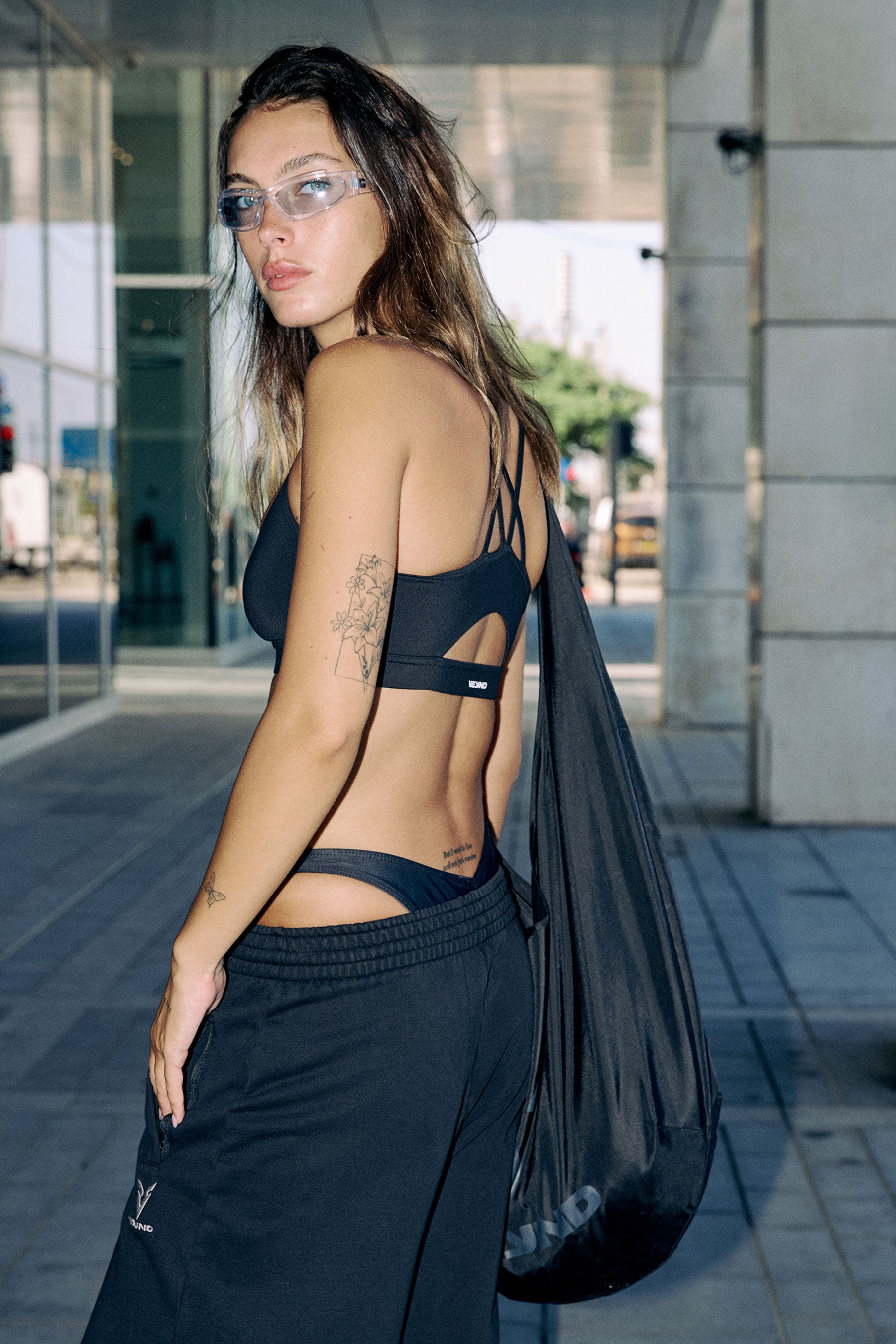 חזיית ספורט STRAPPY - Black