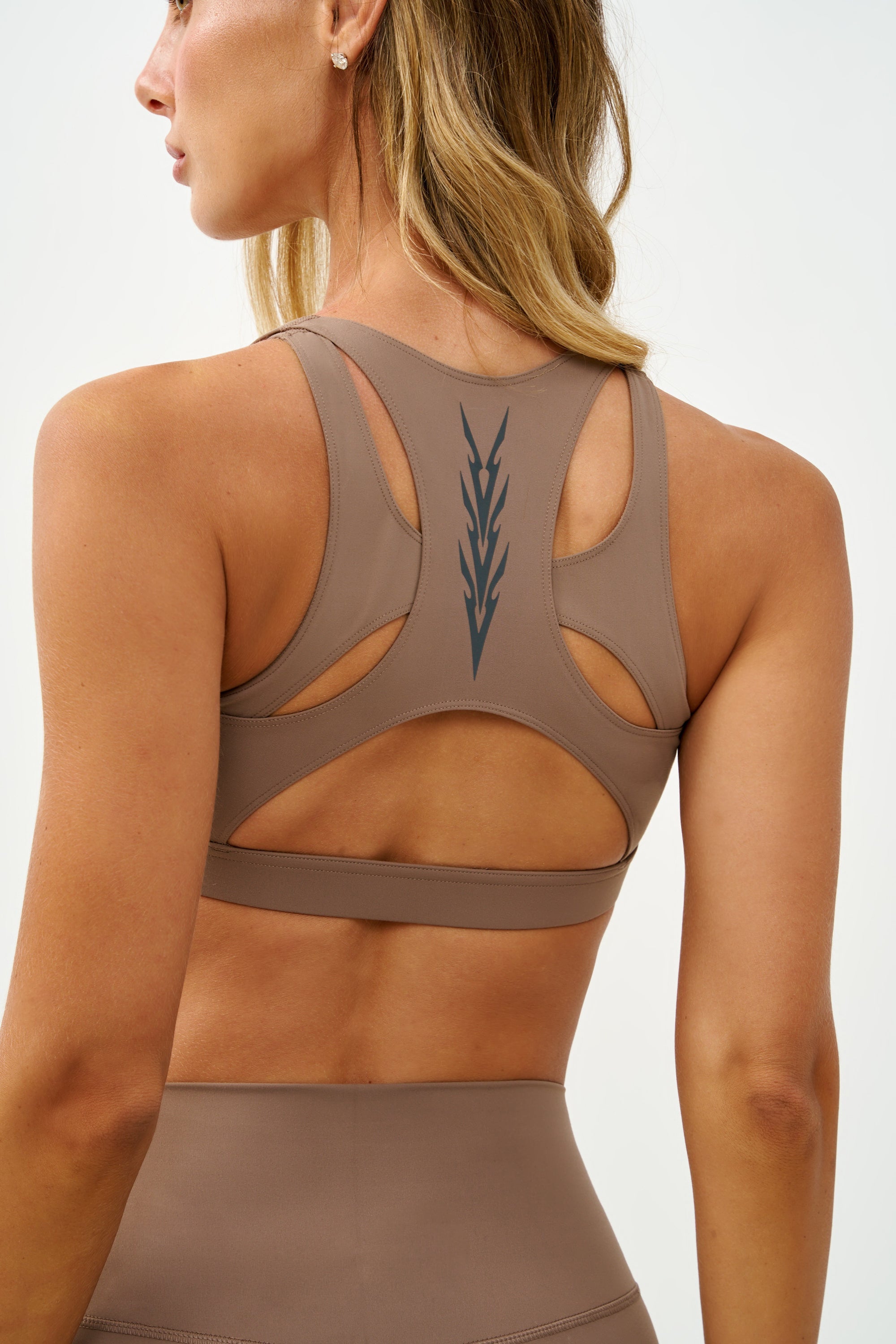 חזיית ספורט CUT OUT - Tan