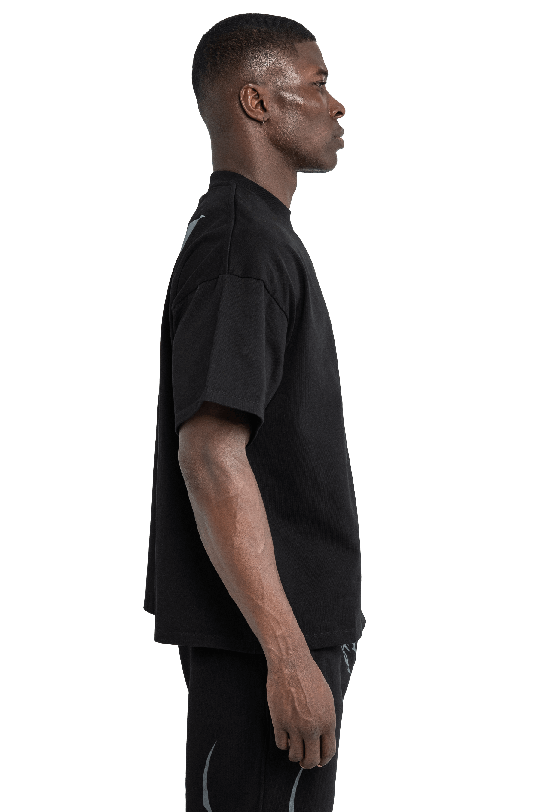 טי שירט גזרת בוקסי V-GRAPHIC - Black