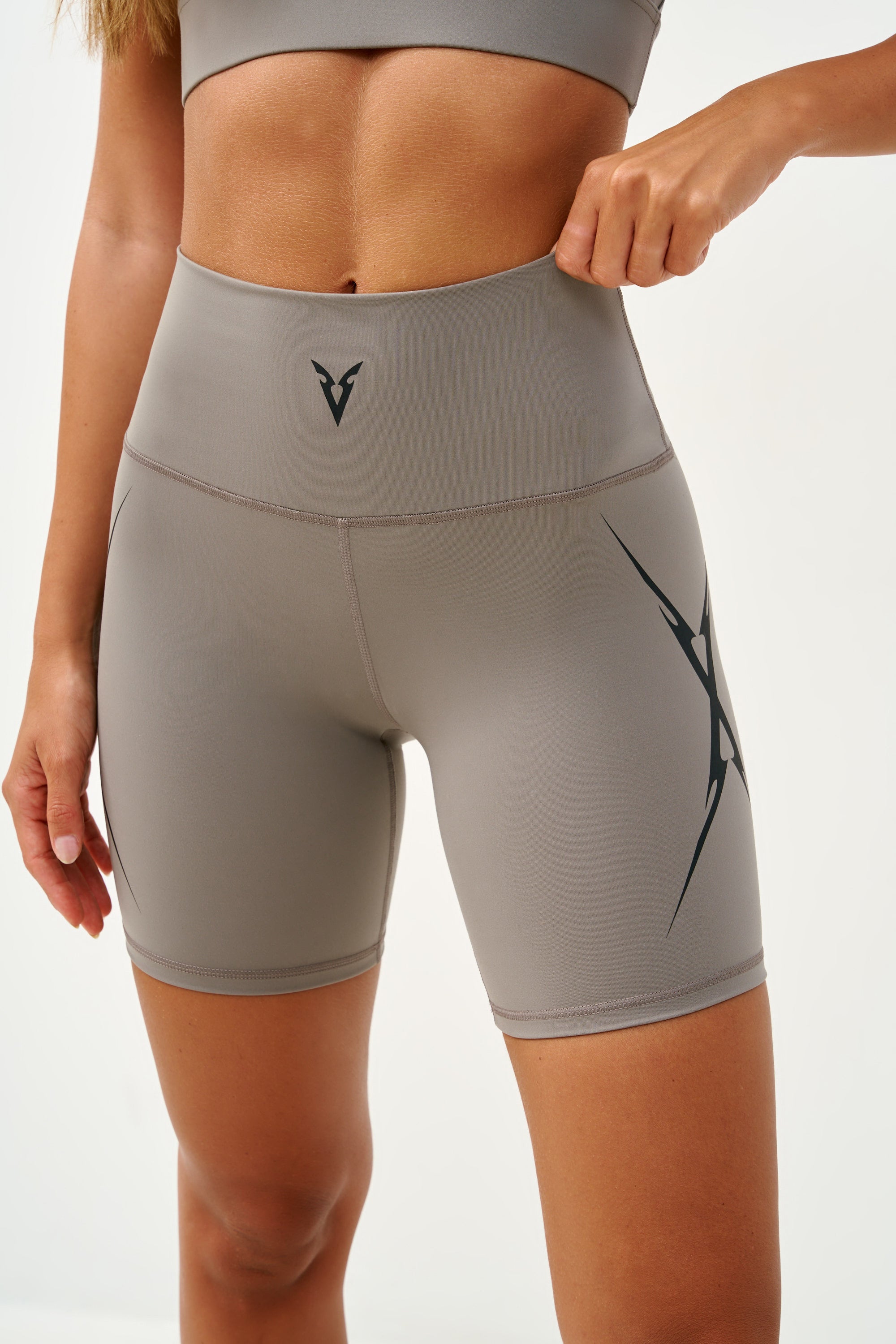 7" מכנסיים קצרים CROSS GRAPHIC - Light Gray